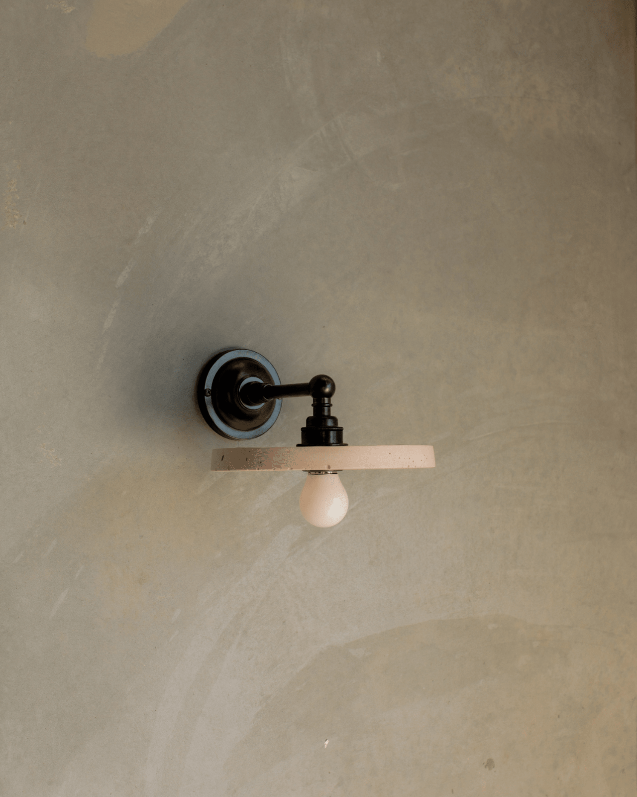 Strate Light Flat Disc Straight Arm Wall Light | Lighting Collective